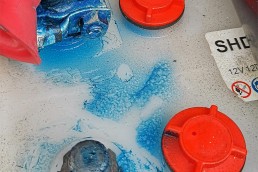 Festsetzung von ätzender Säure an der Batterieoberfläche